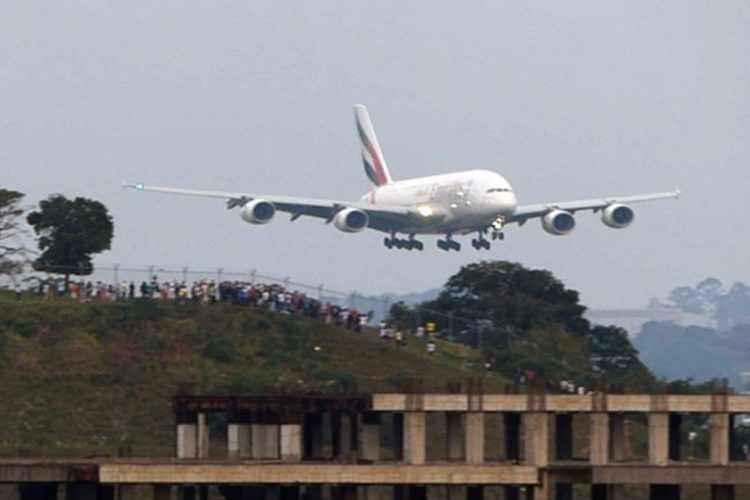 O Airbus A380 da Emirates é observado por centenas de pessoas antes de pousar em Guarulhos (foto: Sérgio Mazzi)