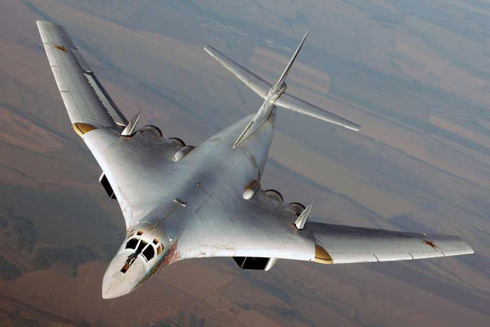 O temível bombardeiro russo Tu-160 pode voar a mais de 2.000 km/h e leva mais de 20 toneladas de bombas (Ministério da Defesa da Rússia)