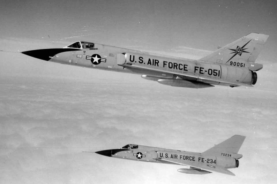O jato da Northwest foi acompanhado por caças Convair F-106 Delta Dart (USAF)