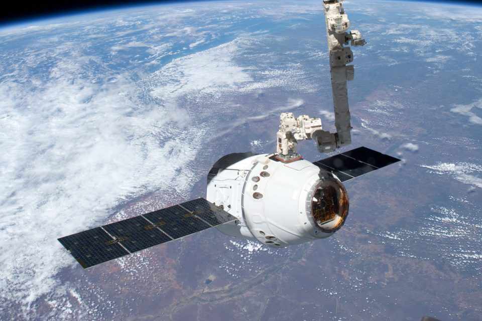 A Dragon acoplada à ISS: primeira nave privada a ir ao espaço