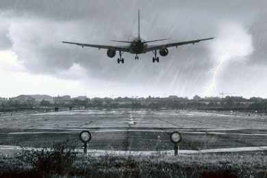 Uma chuva muito forte pode prejudicar a visibilidade do piloto durante o pouco (Pixabay)