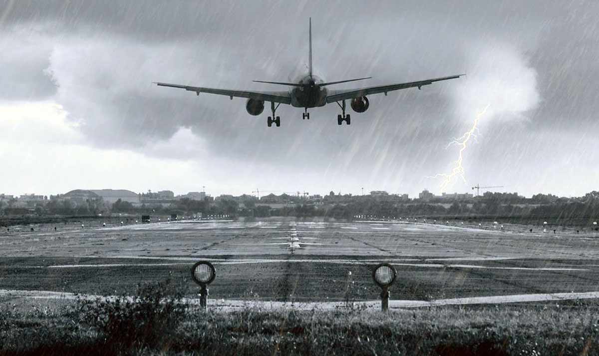 Uma chuva muito forte pode prejudicar a visibilidade do piloto durante o pouco (Pixabay)