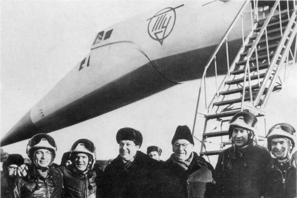 Andrei Tupolev (á direita, de óculos) ao lado do Tu-144