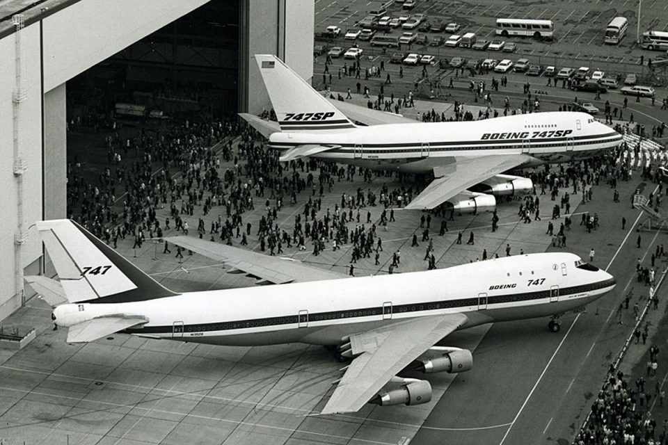 Para mostrar o quanto era diferente, a Boeing apresentou 747 SP ao lado do modelo 747-100 (Boeing)