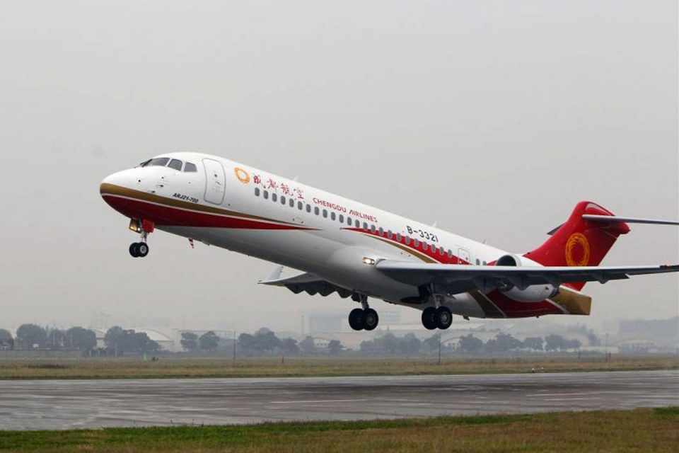 O primeiro ARJ21-700 em operação tem capacidade para 90 passageiros (Chengdu Airlines)