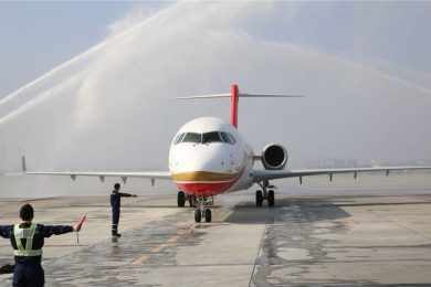 O jato foi recebido em Chengdu por um portal de água (Chengdu Airlines)