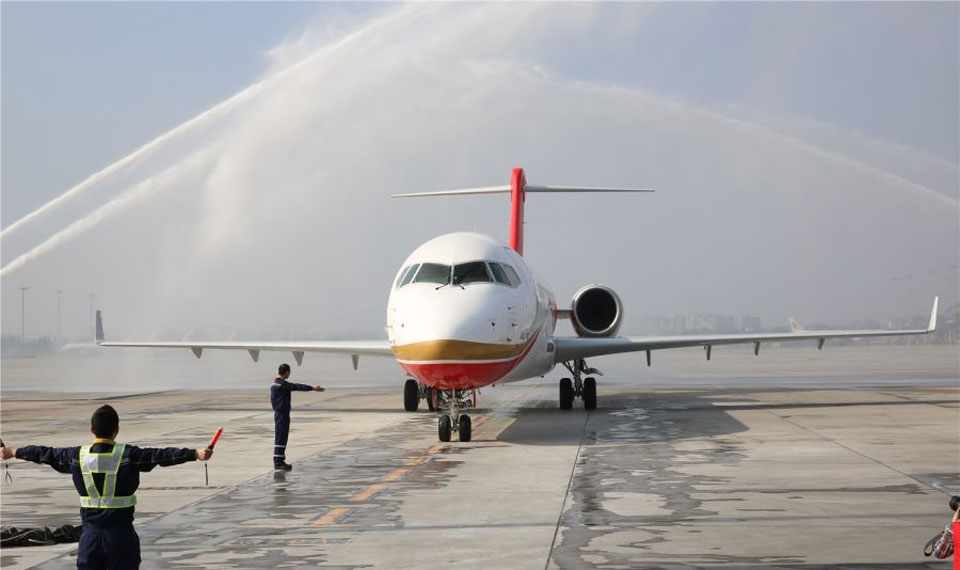 O jato foi recebido em Chengdu por um portal de água (Chengdu Airlines)