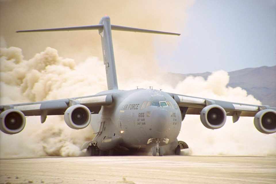 O Globemaster foi desenvolvido para poder operar em pistas semipreparadas (USAF)