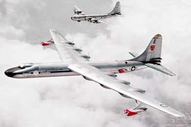 O símbolo de radiação na cauda indica a perigosa carga do Convair NB-36H (USAF)