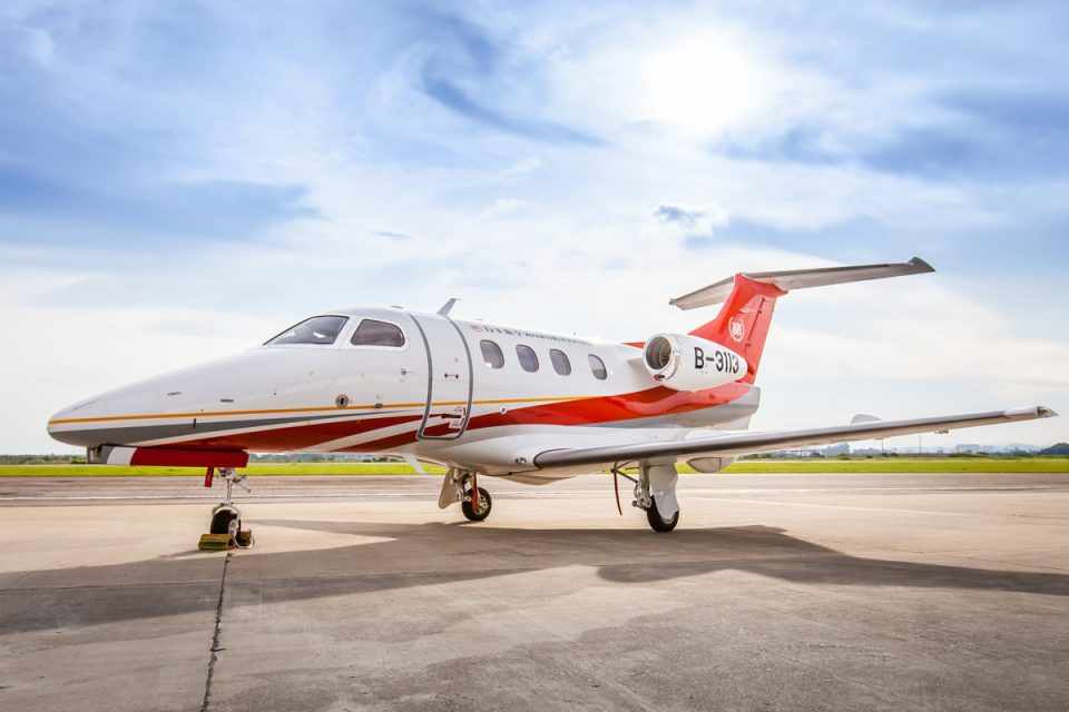 O primeiro Phenom 100E vendido a um cliente chinês vai realizar um voo com 24 escalas até a China (Embraer)