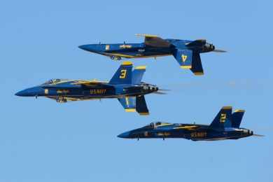 Uma das especialidades dos Blue Angels são as formações de aviões separados por poucos metros (US Navy)