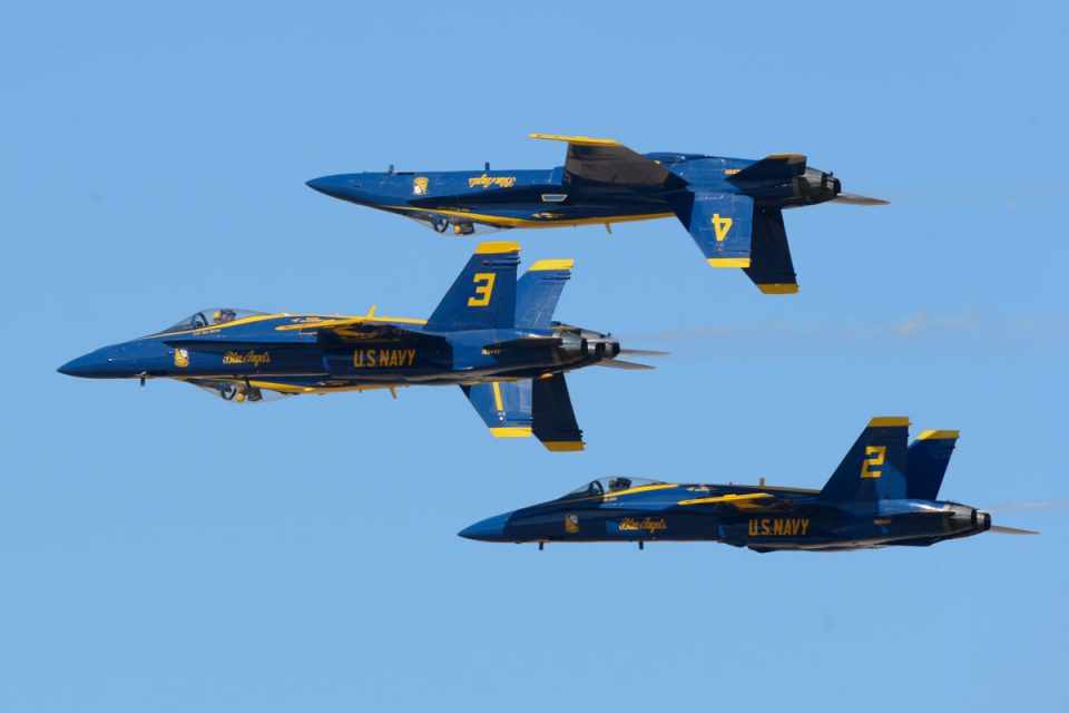 Uma das especialidades dos Blue Angels são as formações de aviões separados por poucos metros (US Navy)