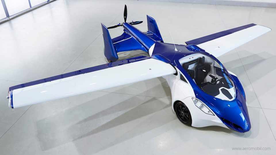 Para caber na garagem, as asas do AeroMobil dobram. No entanto, o veículo ainda tem sete metros de comprimento (AeroMobil)