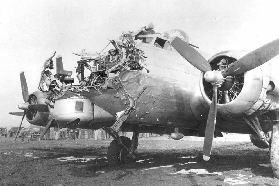 O B-17 sem o nariz após ser atingido pelo fogo anti-aéreo na Segunda Guerra