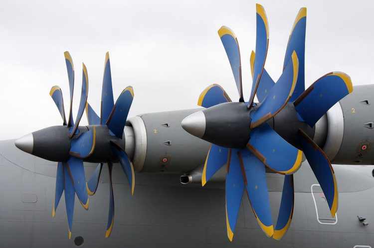 O propfan funciona com uma variada combinação de hélices (Antonov)