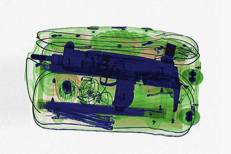O raio-x dos aeroportos colore os objetos na mala de acordo com sua densidade: azul não é bom... (Simulscan) 
