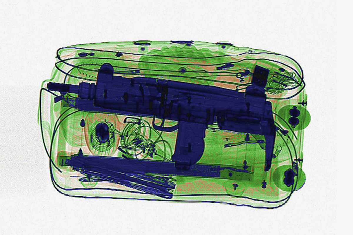 O raio-x dos aeroportos colore os objetos na mala de acordo com sua densidade: azul não é bom... (Simulscan)