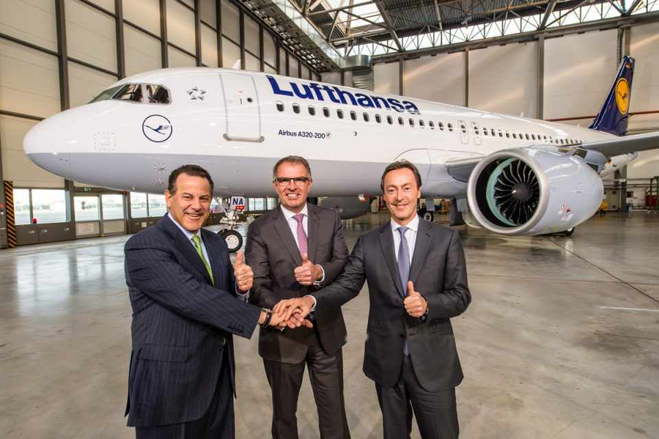 Executivos da Lufthansa e Airbus celebram a entrega do primeiro A320neo (Airbus)