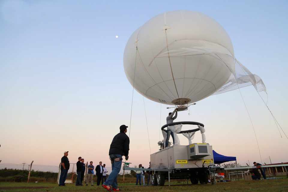 O balão-espião pode vigiar você de perto a uma distância de até 13 km (Altave)