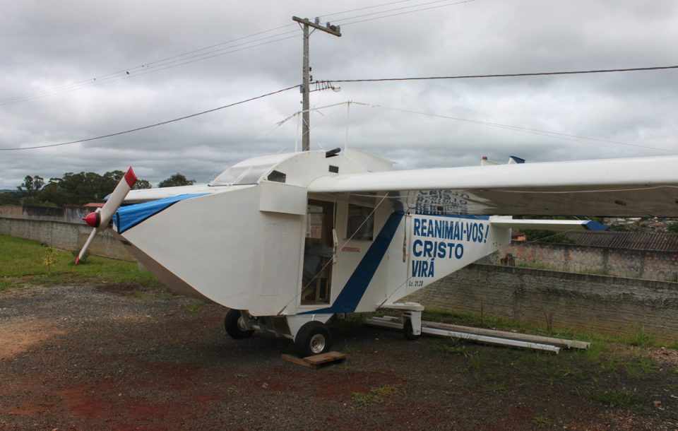 O avião foi construído com alumínio, madeira, parafusos e "muita cola" (Jornal da Manhã)