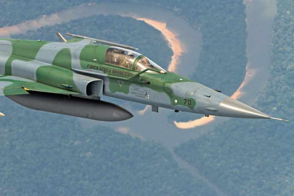 O caça supersônico F-5 pode ser empregado na interceptação de aeronaves de alta performance (FAB)