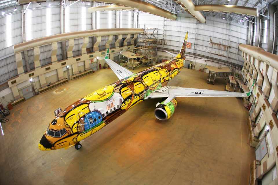 A Gol possui um Boeing 737 "grafitado" pelos OsGemeos (Gol)