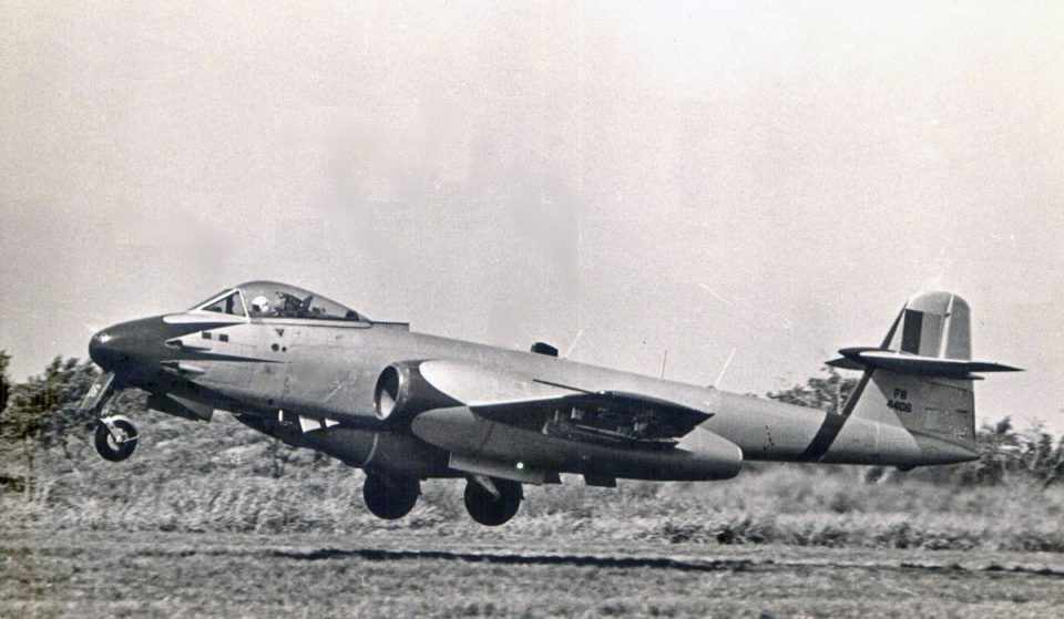 O Gloster Meteor podia voar a mais de 900 km/h e operou no Brasil até 1974 (Coleção Camazano)