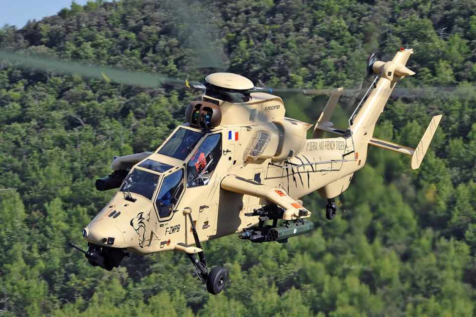 Um modelo Tiger com as cores do exército da França (Eurocopter)