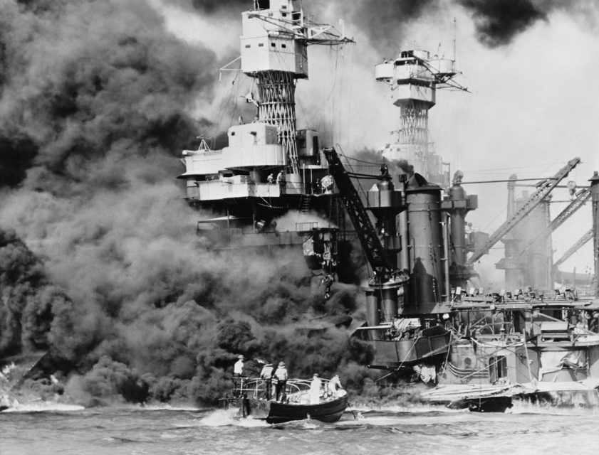 O ataque surpresa a Pearl Harbor deixou mais de 2.400 mortos e destruiu dezenas de embarcações dos EUA (Domínio Público)