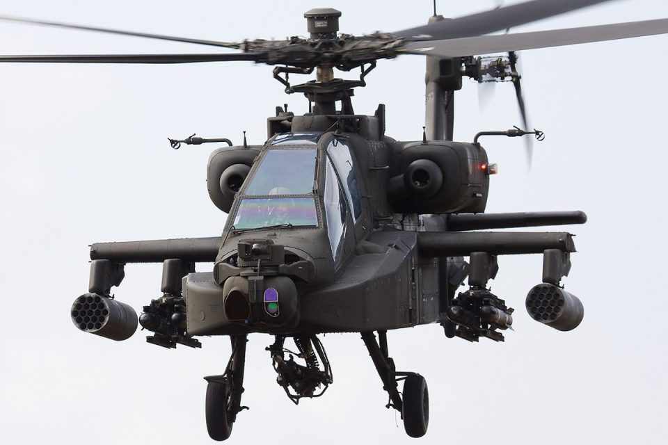 O Apache pode carregar até 16 mísseis anti-tanque (US Army)