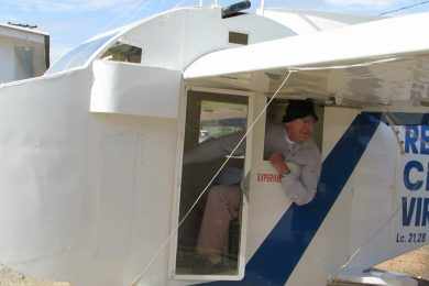 Padre Albino a bordo de seu avião, o 'Borboleta Branca 2' (Jornal da Manhã)