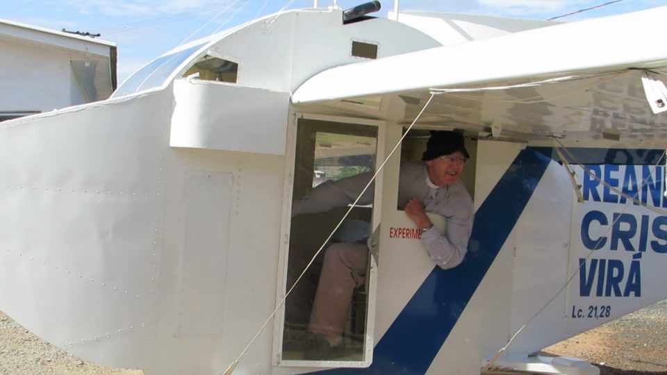 Padre Albino a bordo de seu avião, o 'Borboleta Branca 2' (Jornal da Manhã)