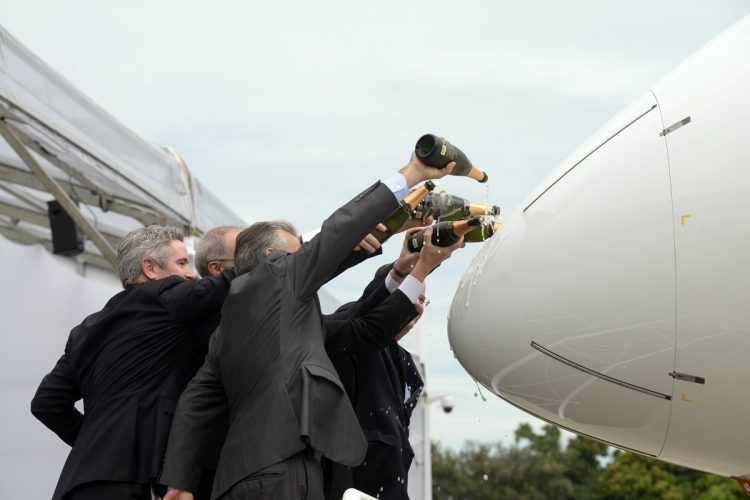 O E-190 E2 recebeu o tradicional banho de champanhe (Embraer)