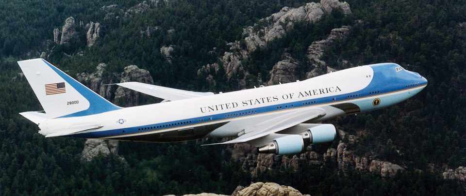 O Air Force One tem alcance de 13 mil km, quase meia volta ao mundo (Domínio Público)