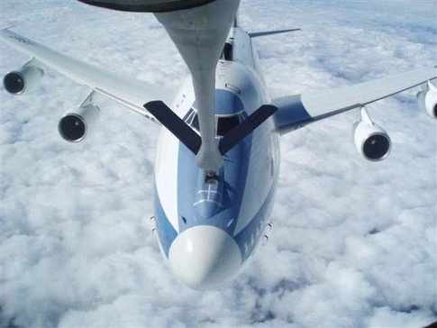 Diferentemente do modelo comercial, 747 presidencial pode ser reabastecido em voo (USAF)