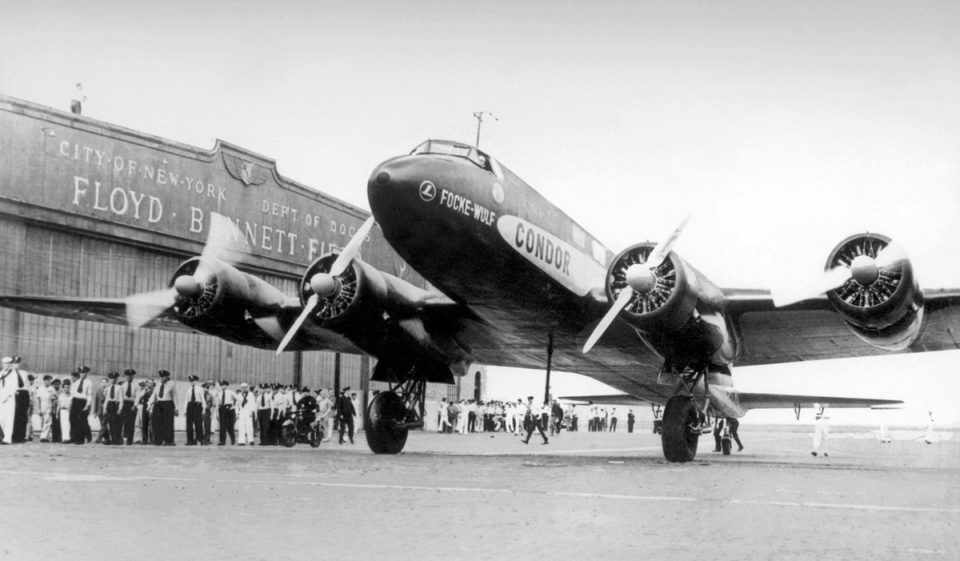 Um FW 200 de demonstração no aeroporto de Nova York, em meados de 1938 (Domínio Público)