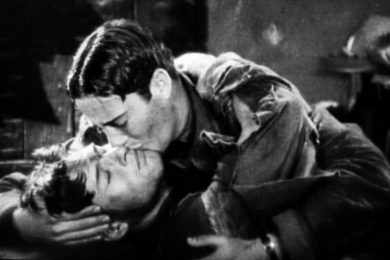 A "polêmica" cena do beijo fraternal entre homens causou furor no cinema