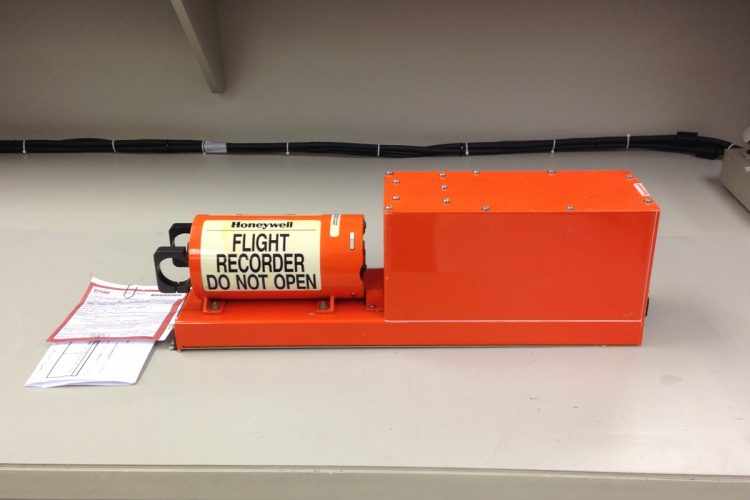 A caixa-preta é laranja! O equipamento que grava os dados de voo é revisado periodicamente (Thiago Vinholes)