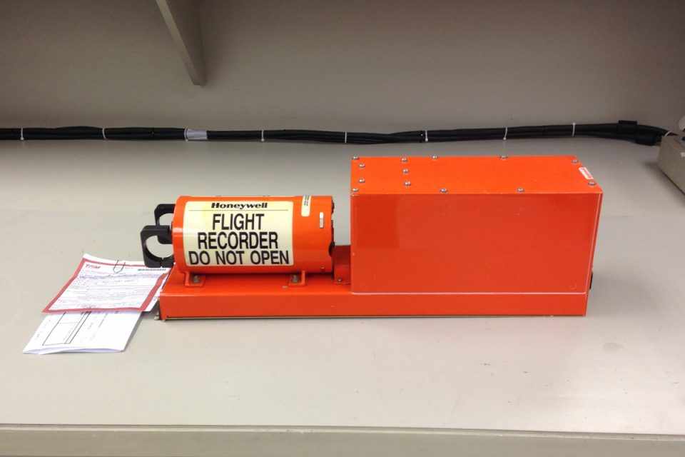 A caixa-preta é laranja! O equipamento acima é a versão utilizada nos A320 da Latam (Thiago Vinholes)