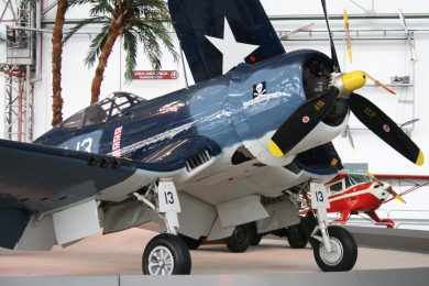 A coleção reúne autênticos "warbirds", como o caça naval F-4 Corsair (Thiago Vinholes)