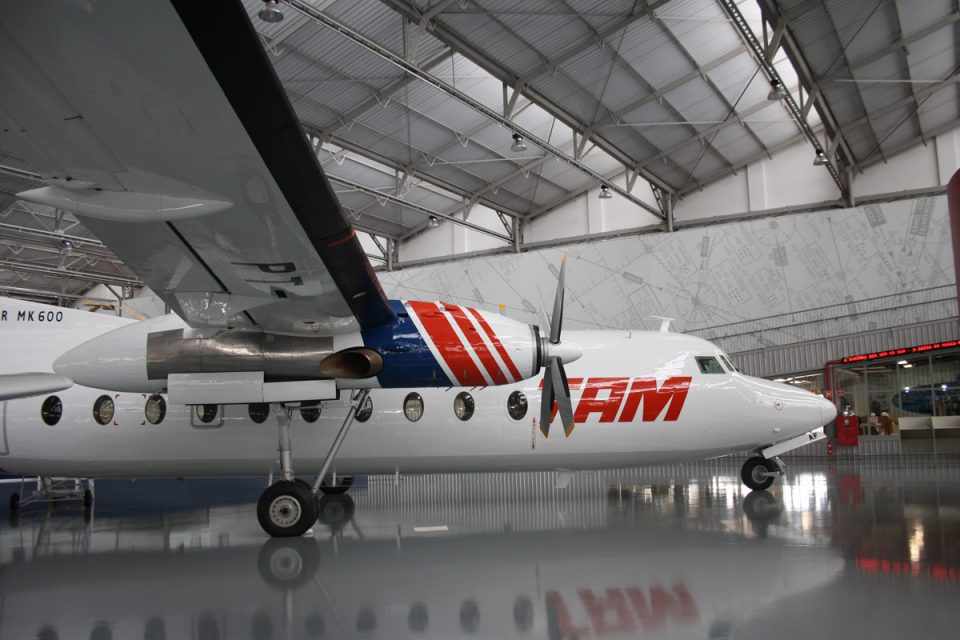 O "Museu Asas de um Sonho" reúne antigas aeronaves utilizadas pela TAM, como o Fooker 27 (Thiago Vinholes)
