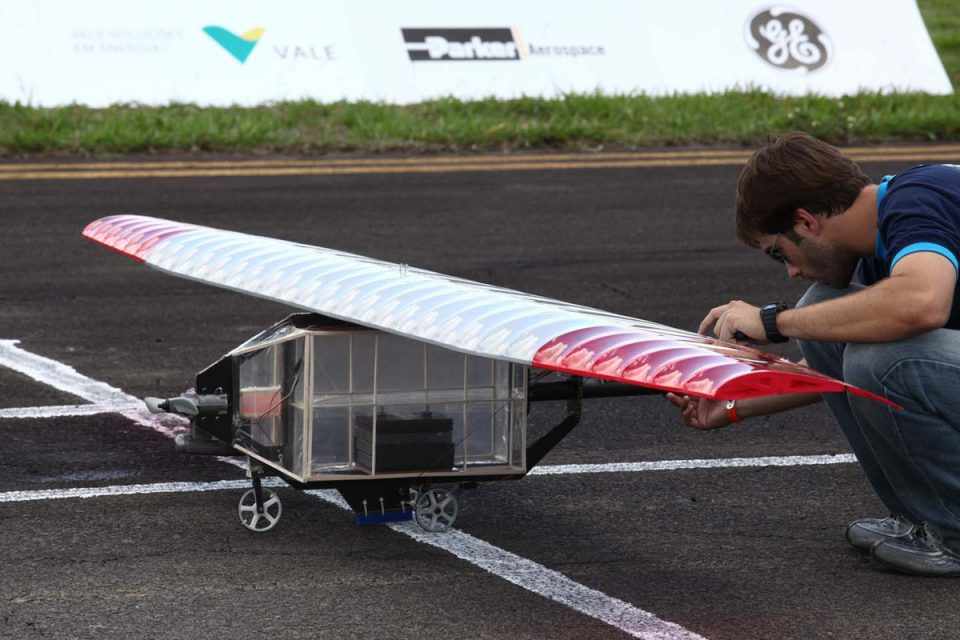 Equipes de alunos da Unesp Guaratinguetá e USP São Carlos também vão para a competição (Divulgação)