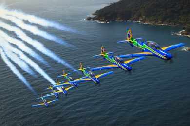 A Esquadrilha da Fumaça agora voa com os Super Tucano (FAB)