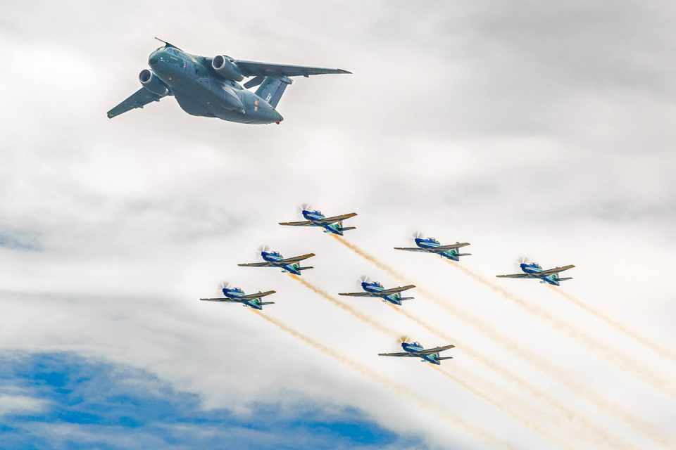 Esquadrilha da Fumaça voando em formação com o KC-390, no final de fevereiro (FAB)