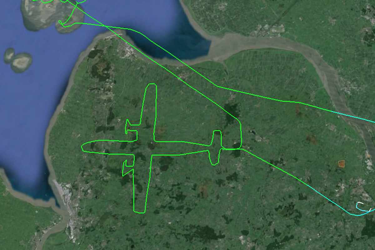 Um avião desenhado por outro avião nos céus da Alemanha (Flight Radar 24)