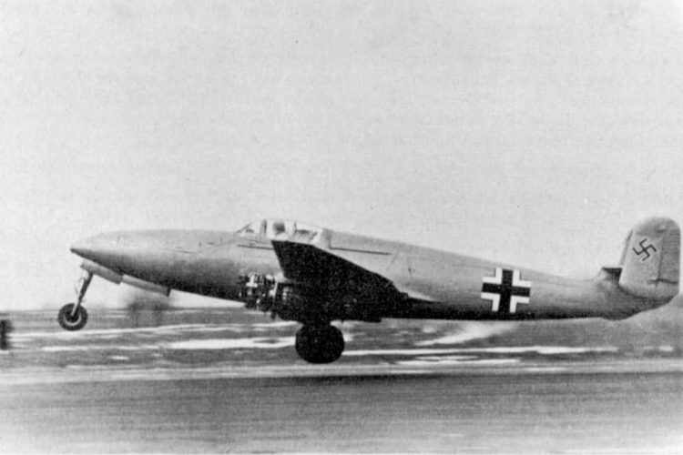 O He 280 foi o primeiro avião com motores a jato que voou carregando armas (Domínio Público)