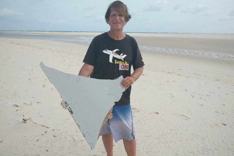 A parte danificada foi encontrada pelo americano Blaine Gibson, que está em busca de destroços do voo MH370 (reprodução/News.com.au)