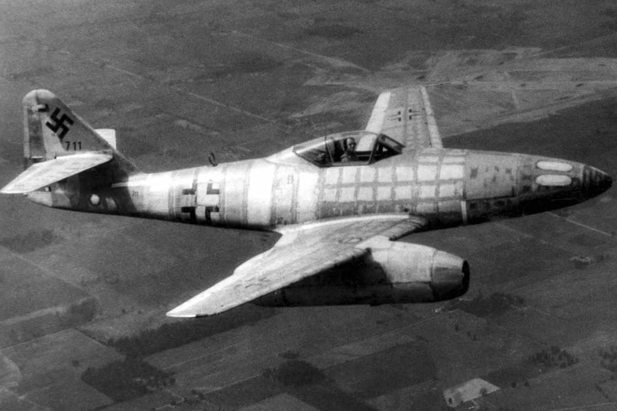 O caça alemão Me 262 foi o primeiro caça com motores jato a entrar em combate (Domínio Público)