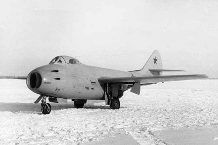 As primeiras versões do MiG-9 usavam o mesmo motor do caça alemão Me 262 (Domínio Público)