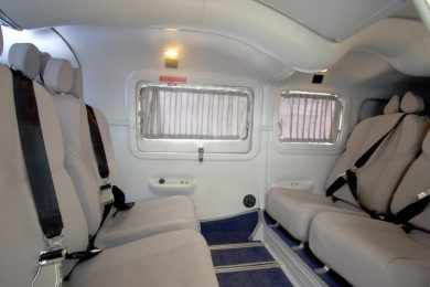 Interior do P-68C configurado para transportar quatro passageiros (Vulcanair)